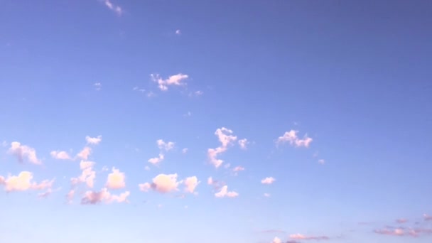 푸른 하늘의 뜨거운 햇볕에 흰 구름 이사라 진다. 저속 한 움직임은 푸른 하늘을 배경으로 한다. 푸른 하늘. 구름. 하얀 구름을 가진 푸른 하늘. 푸른 하늘. 구름. 하얀 구름을 가진 푸른 하늘. — 비디오