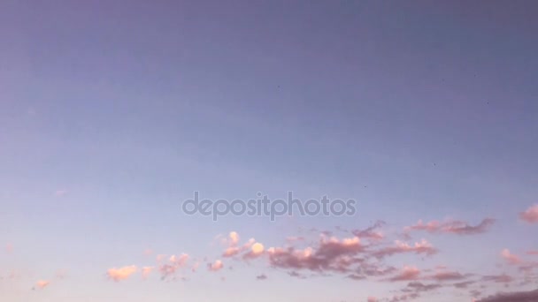 Weiße Wolken verschwinden in der heißen Sonne am blauen Himmel. Zeitraffer-Bewegung trübt den blauen Himmel. Blauer Himmel. Wolken. Blauer Himmel mit weißen Wolken. Blauer Himmel. Wolken. Blauer Himmel mit weißen Wolken. — Stockvideo