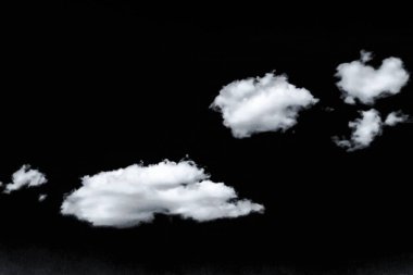 İzole beyaz bulutlar üzerinde siyah sky