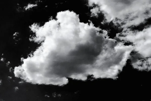 Geïsoleerde witte wolken op zwarte lucht — Stockfoto