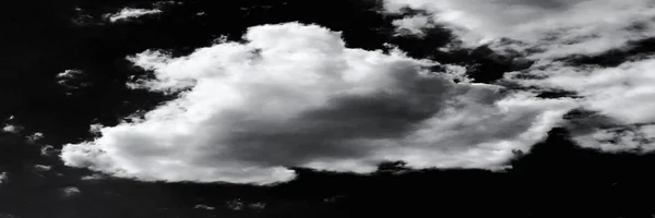 Isolerade vita moln på svart himmel — Stockfoto