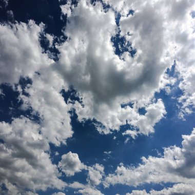 Güzel mavi gökyüzü, arka planda bulutlu bulutlu bulutlu hava bulutlu mavi gökyüzü, bulutlu ve güneşli.