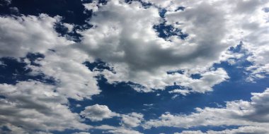 Güzel mavi gökyüzü, arka planda bulutlu bulutlu bulutlu hava bulutlu mavi gökyüzü, bulutlu ve güneşli.