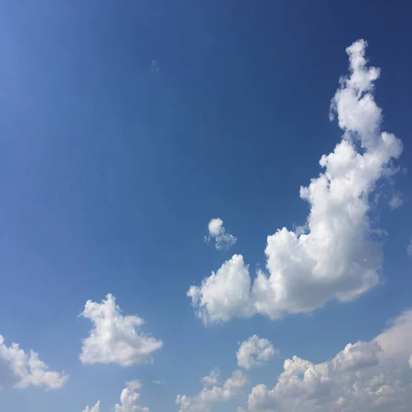 雲を背景にした美しい青空空雲を背景にした空雲を背景にした青空雲と太陽を背景にした青い空 — ストック写真