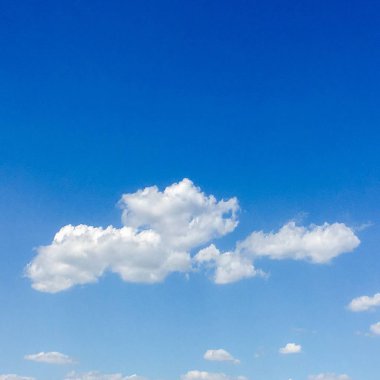 Güzel mavi gökyüzü, arka planda bulutlu bulutlu bulutlu hava bulutlu mavi gökyüzü, bulutlu ve güneşli.