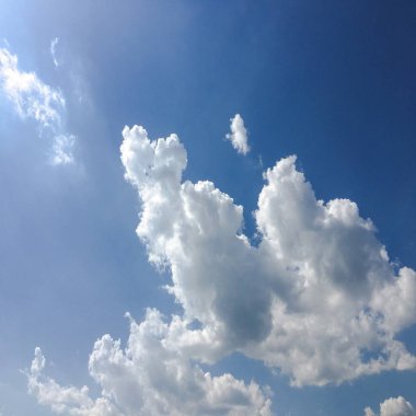 Güzel mavi gökyüzü, arka planda bulutlu bulutlu bulutlu hava bulutlu mavi gökyüzü, bulutlu ve güneşli.