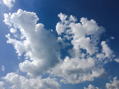 Güzel mavi gökyüzü, arka planda bulutlu bulutlu bulutlu hava bulutlu mavi gökyüzü, bulutlu ve güneşli.
