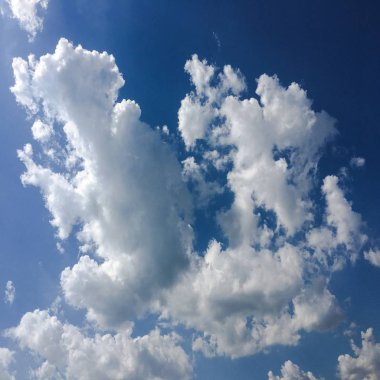 Güzel mavi gökyüzü, arka planda bulutlu bulutlu bulutlu hava bulutlu mavi gökyüzü, bulutlu ve güneşli.