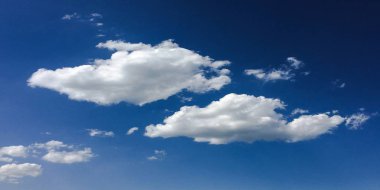 Güzel mavi gökyüzü, arka planda bulutlu bulutlu bulutlu hava bulutlu mavi gökyüzü, bulutlu ve güneşli.