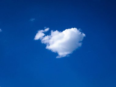 Güzel mavi gökyüzü, arka planda bulutlu bulutlu bulutlu hava bulutlu mavi gökyüzü, bulutlu ve güneşli.