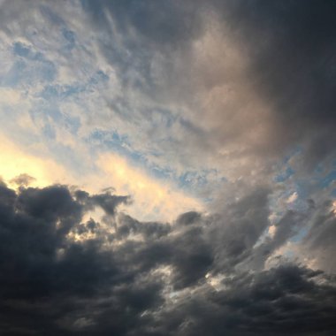 Güzel mavi gökyüzü, arka planda bulutlu bulutlu bulutlu hava bulutlu mavi gökyüzü, bulutlu ve güneşli.