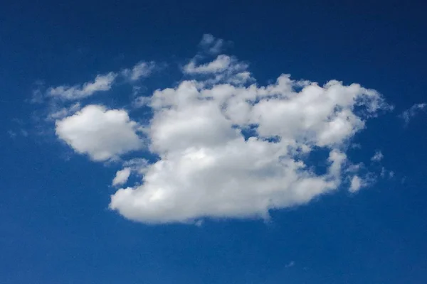 Céu azul bonito com nuvens background.Sky clouds.Sky com nuvens tempo natureza nuvem blue.Blue céu com nuvens e sol — Fotografia de Stock