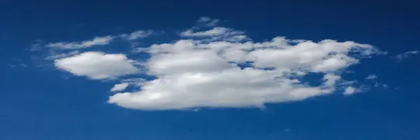 雲を背景にした美しい青空空雲を背景にした空雲を背景にした青空雲と太陽を背景にした青い空 — ストック写真