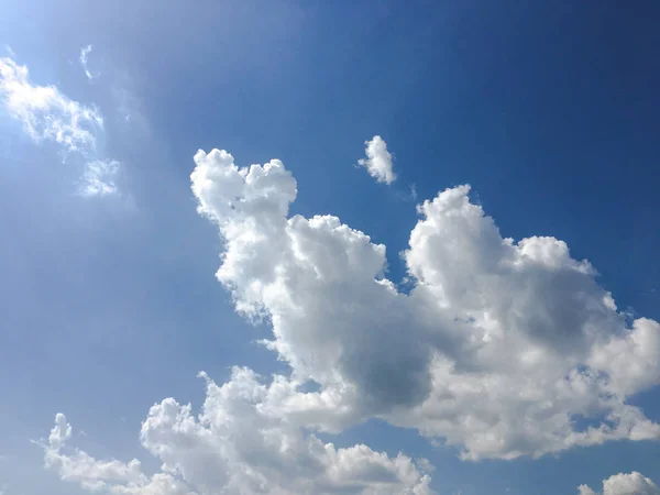 Hermoso cielo azul con nubes background.Sky nubes clouds.Sky con nubes tiempo naturaleza nubes blue.Blue cielo con nubes y sol — Foto de Stock