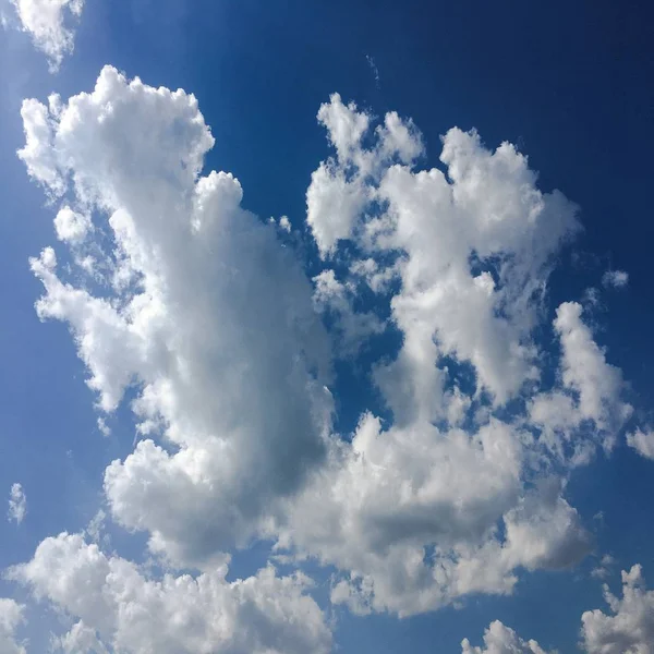 Güzel mavi gökyüzü, arka planda bulutlu bulutlu bulutlu hava bulutlu mavi gökyüzü, bulutlu ve güneşli.