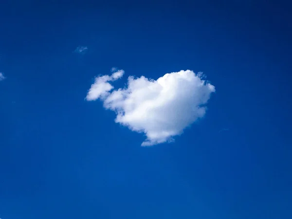 Mooie blauwe lucht met wolken achtergrond.Hemelwolken.Hemel met wolken weer natuur wolk blauw.Blauwe lucht met wolken en zon — Stockfoto