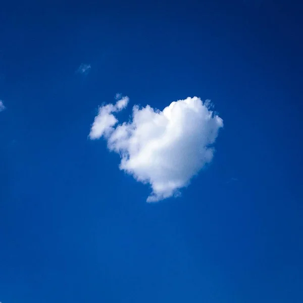 Schöner blauer Himmel mit Wolken hintergrund.Himmel Wolken Himmel mit Wolken Wetter Natur Wolkenblau.Blauer Himmel mit Wolken und Sonne — Stockfoto