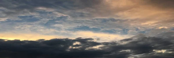 Hermoso cielo azul con nubes background.Sky nubes clouds.Sky con nubes tiempo naturaleza nubes blue.Blue cielo con nubes y sol — Foto de Stock