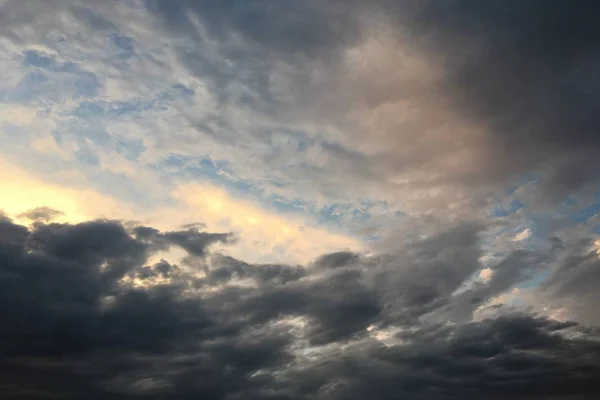 Hermoso cielo azul con nubes background.Sky nubes clouds.Sky con nubes tiempo naturaleza nubes blue.Blue cielo con nubes y sol — Foto de Stock