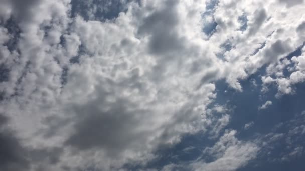 Beyaz bulutlar güneşin altında mavi gökyüzü üzerinde kaybolur. Hızlandırılmış hareket bulutlar mavi gökyüzü arka plan. — Stok video