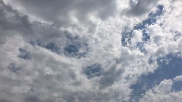 Nuvens brancas desaparecem no sol quente no céu azul. Tempo-lapso movimento nuvens azul céu fundo . — Vídeo de Stock