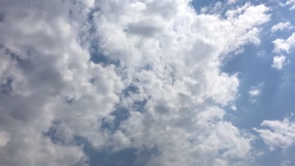 Weiße Wolken verschwinden in der heißen Sonne am blauen Himmel. Zeitraffer-Bewegung Wolken blauer Himmel Hintergrund. — Stockvideo