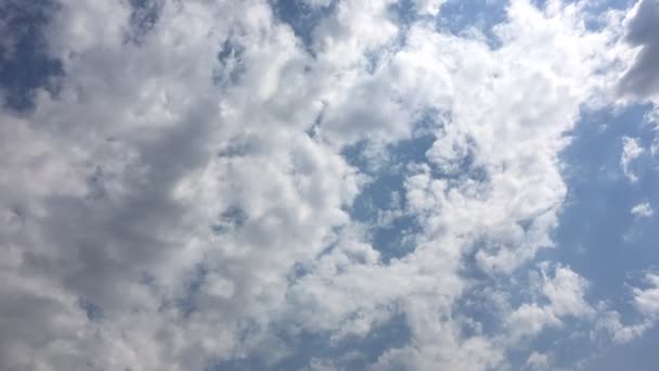 Nubes blancas desaparecen en el sol caliente en el cielo azul. Tiempo-lapso movimiento nubes azul cielo fondo . — Vídeos de Stock