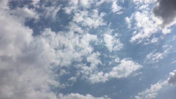 Fehér felhők eltűnik a forró nap a kék ég. Gyorsított mozgás felhők kék ég háttér. — Stock videók