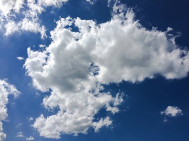 Arkaplanı bulutlu güzel mavi gökyüzü. Bulutlu bulutlar. Hava bulutlu doğa mavi..