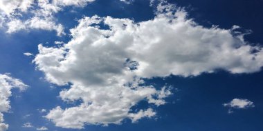 Arkaplanı bulutlu güzel mavi gökyüzü. Bulutlu bulutlar. Hava bulutlu doğa mavi..