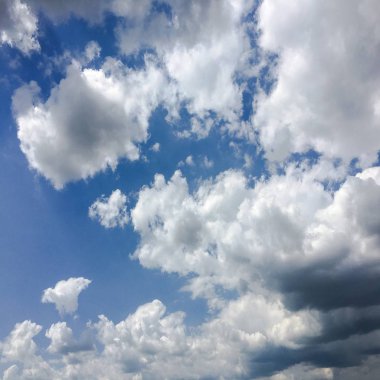 Arkaplanı bulutlu güzel mavi gökyüzü. Bulutlu bulutlar. Hava bulutlu doğa mavi..
