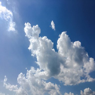 Arkaplanı bulutlu güzel mavi gökyüzü. Bulutlu bulutlar. Hava bulutlu doğa mavi..