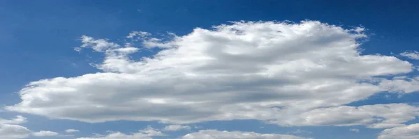 Céu azul bonito com nuvens fundo Céu clouds.Sky com nuvens tempo natureza nuvem azul. — Fotografia de Stock