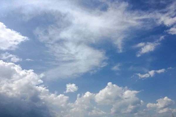 Vacker blå himmel med moln bakgrund.Sky clouds.Sky med moln väder natur moln blå. — Stockfoto