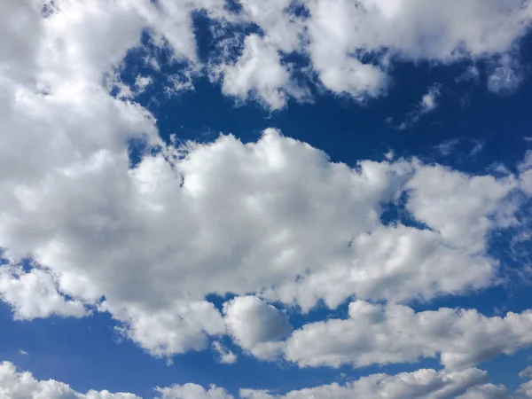 Beau ciel bleu avec fond nuageux.Ciel nuageux.Ciel avec nuages météo nature nuage bleu. — Photo