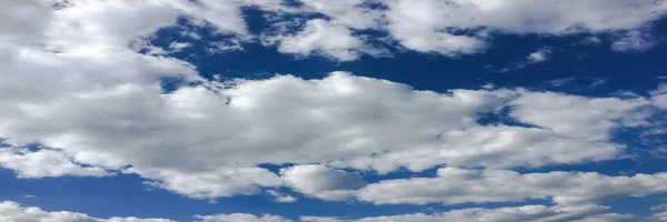 Arkaplanı bulutlu güzel mavi gökyüzü. Bulutlu bulutlar. Hava bulutlu doğa mavi.. — Stok fotoğraf