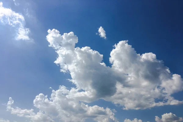 Schöner blauer Himmel mit Wolken hintergrund.Himmelswolken.Himmel mit Wolken Wetter Natur Wolkenblau. — Stockfoto