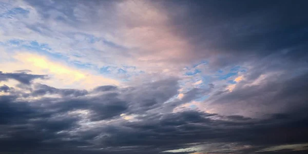 Hermoso cielo azul con nubes background.Sky nubes clouds.Sky con nubes tiempo naturaleza nube azul. — Foto de Stock