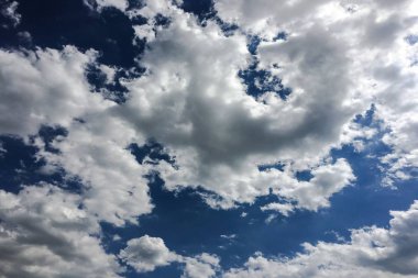 Güzel mavi gökyüzü, arka planda bulutlu bulutlu bulutlu hava bulutlu mavi gökyüzü, bulutlu ve güneşli.