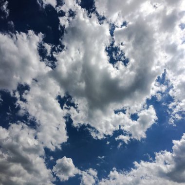 Güzel mavi gökyüzü, arka planda bulutlu bulutlu bulutlu hava bulutlu mavi gökyüzü, bulutlu ve güneşli.