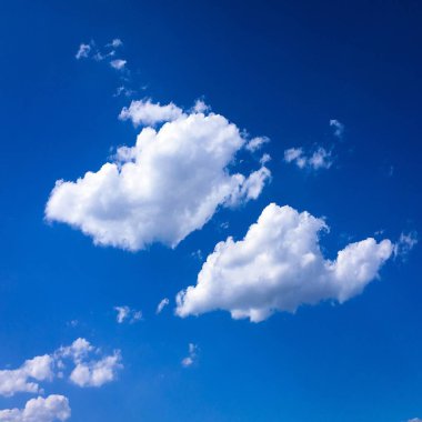 Güzel mavi gökyüzü, arka planda bulutlu bulutlu bulutlu hava bulutlu mavi gökyüzü, bulutlu ve güneşli.