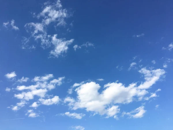 Céu azul bonito com nuvens background.Sky clouds.Sky com nuvens tempo natureza nuvem blue.Blue céu com nuvens e sol — Fotografia de Stock