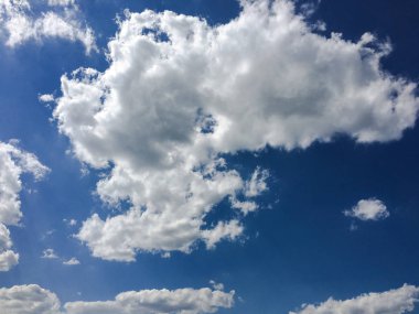 Güzel mavi gökyüzü, arka planda bulutlu bulutlu bulutlu hava bulutlu mavi gökyüzü, bulutlu ve güneşli.