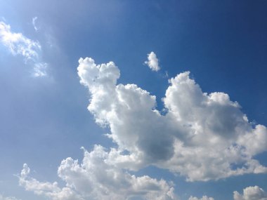 Güzel mavi gökyüzü, arka planda bulutlu bulutlu bulutlu hava bulutlu mavi gökyüzü, bulutlu ve güneşli.