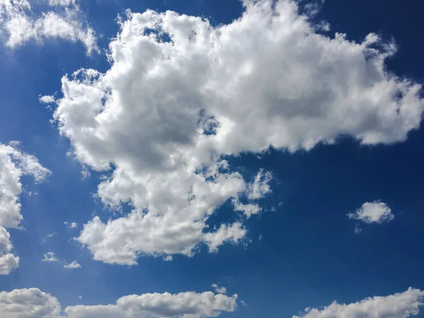 Güzel mavi gökyüzü, arka planda bulutlu bulutlu bulutlu hava bulutlu mavi gökyüzü, bulutlu ve güneşli.