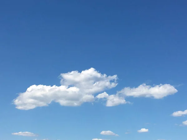 Céu azul bonito com nuvens background.Sky clouds.Sky com nuvens tempo natureza nuvem blue.Blue céu com nuvens e sol — Fotografia de Stock