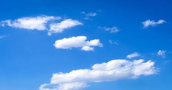 Céu azul bonito com nuvens background.Sky clouds.Sky com nuvens tempo natureza nuvem blue.Blue céu com nuvens e sol — Fotografia de Stock