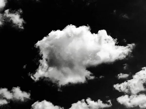 Nuages blancs isolés sur ciel noir. Ensemble de nuages isolés sur fond noir. Eléments de design. Nuages blancs isolés. Découpage extrait des nuages. Fond noir . — Photo