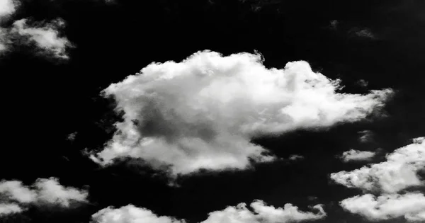 黒い空に白い雲が分離。黒の背景上の隔離された雲のセットです。デザイン要素です。ホワイトは、雲を分離しました。素材は、雲を抽出しました。黒の背景. — ストック写真