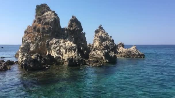 Vatten konsistens i Medelhavet kusten stranden. Kristallklara vattnet i Adriatiska havet gnistrar i ljusa morgonsolen. Lite vågor rullar på klippstrand. Vacker naturlig utsikt. Resmål. — Stockvideo